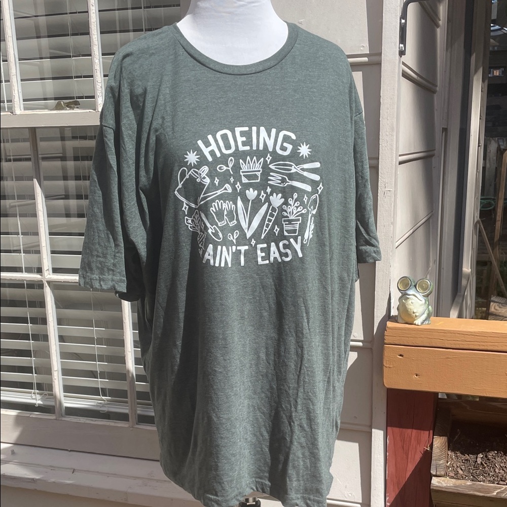 🪏👩🏼‍🌾🫜 Green Graphic T-Shirt - Gardening Theme "Hoeing Ain't Easy" Size 2XL